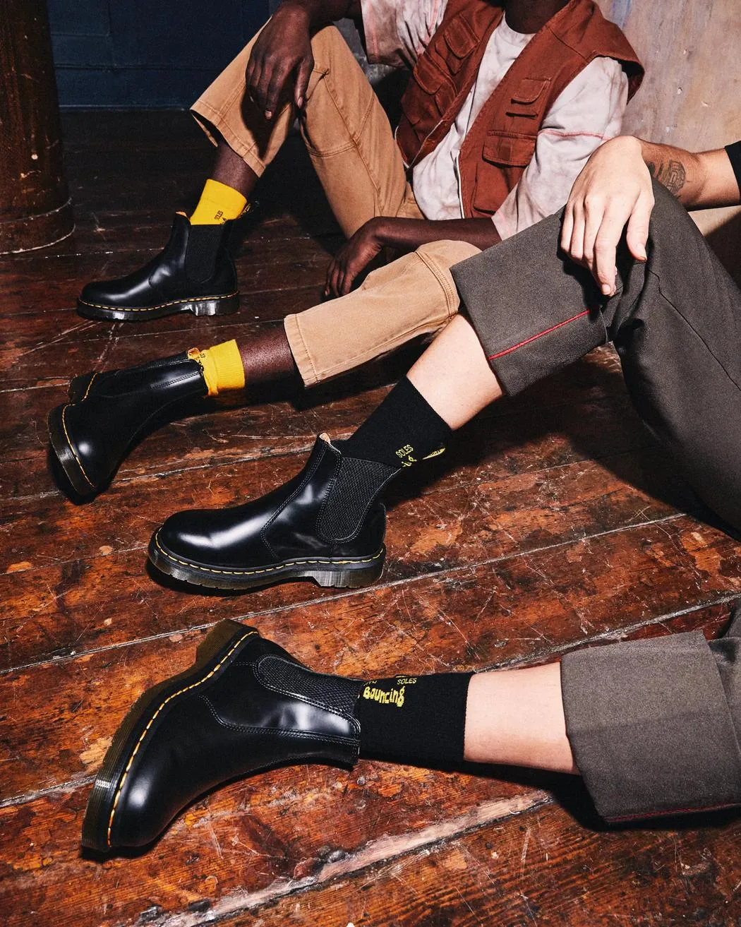 2976 Yellow Stitch Smooth Leather Chelsea Boots - Black Vintage